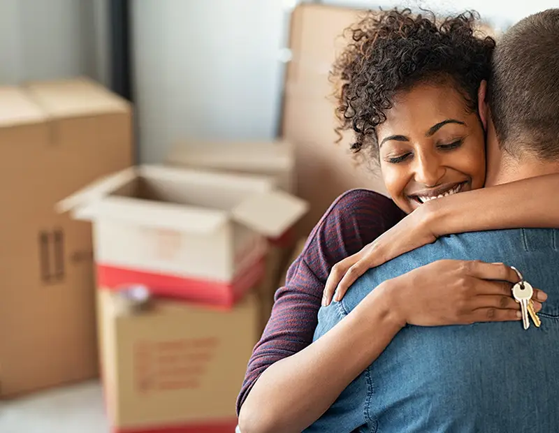 Un jeune couple heureux dans leur nouvelle maison